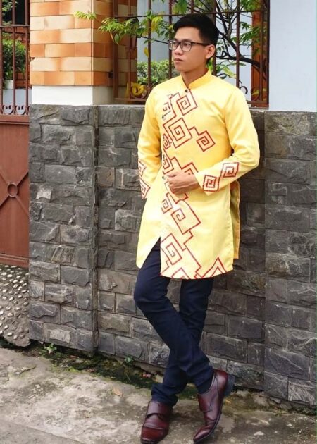 Áo dài cách tân nam màu vàng vẽ họa tiết vuông