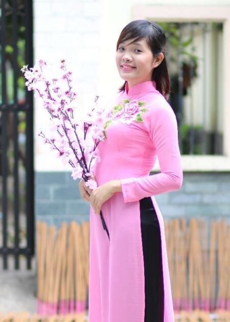 Áo dài chiffon hồng cổ trụ dán hoa 3D