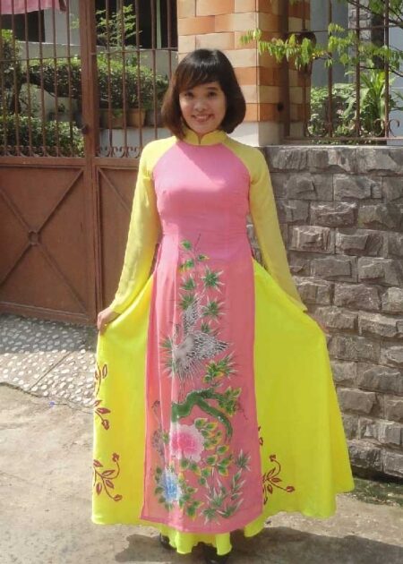 Áo dài chiffon hồng tay vàng họa tiết chim hạc