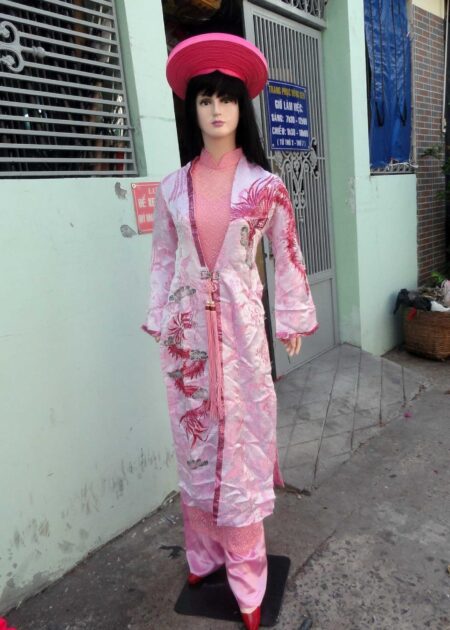 Áo dài hoàng hậu màu hồng thêu rồng