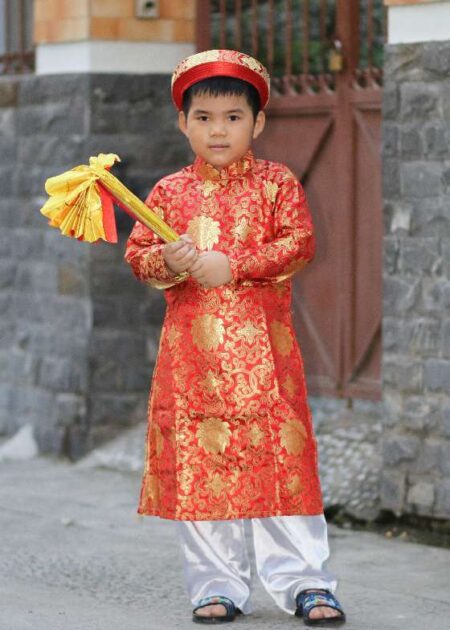 Áo dài nam gấm bông sen trẻ em màu đỏ