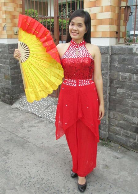 Áo đỏ, quần đỏ kim sa đính đá