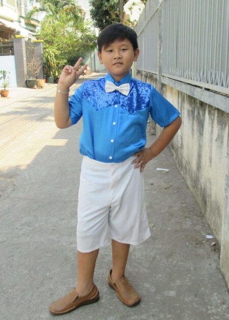 Áo sơ mi nam trẻ em màu xanh phối kim sa, quần short trắng