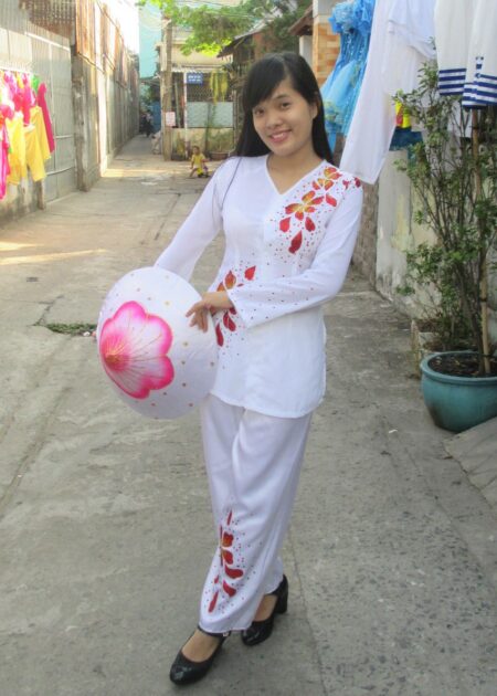 Bà ba nữ phi bóng in hoa kim tuyến màu trắng