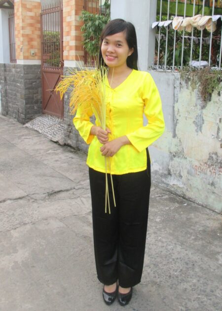 Bà ba nữ phi bóng màu vàng