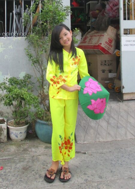 Bà ba trẻ em vàng phun hoa kim tuyến đỏ