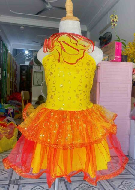 Đầm  múa trẻ em cổ yếm vàng bông ngực