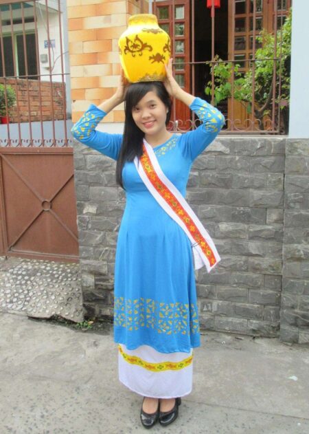 Dân tộc Chăm áo xanh váy trắng