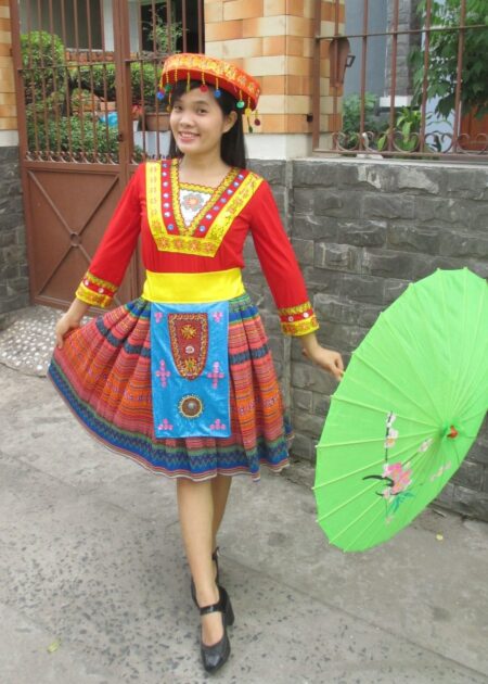 Dân tộc Mèo áo thun đỏ viền vàng đai, váy thổ cẩm