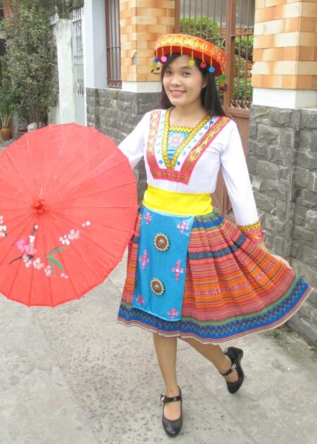 Dân tộc Mèo áo thun trắng viền hồng đai, váy thổ cẩm