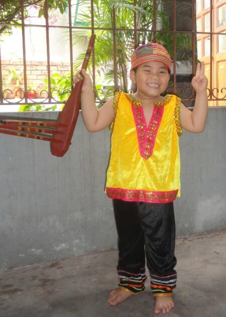 Dân tộc Mèo mầm non nam nhung vàng