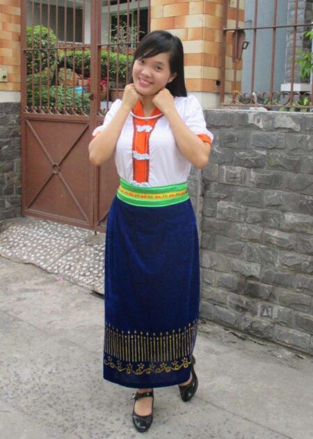 Dân tộc Thái áo trắng viền cam, váy xanh / đen