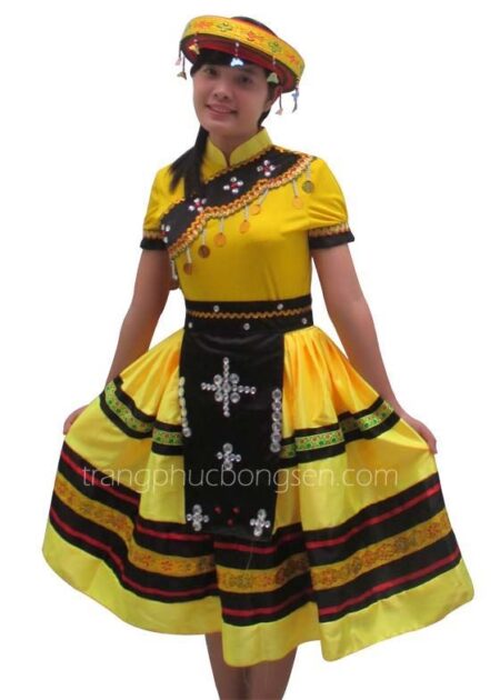 Đồ dân tộc Mèo áo thun viền sóng cổ trụ, váy phi bóng kết thổ cẩm màu vàng