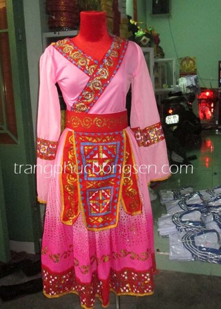 Đồ dân tộc Mèo áo thun viền thổ cẩm, váy in phun trắng hồng