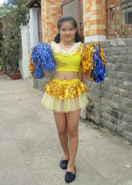 Đồ múa cổ động áo sát nách, váy vàng mầm non