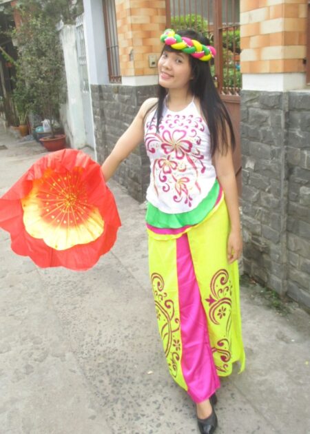 Đồ múa dân gian đương đại yếm trắng quần hồng tà vàng, đai 3 lớp