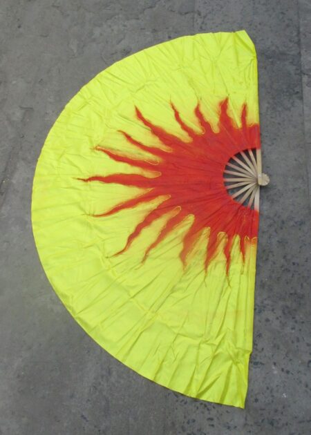 Quạt múa đại nền vàng lửa đỏ