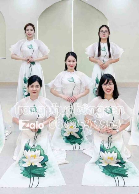 Trang phục áo dài sen trắng tinh khôi, tay cánh tiên