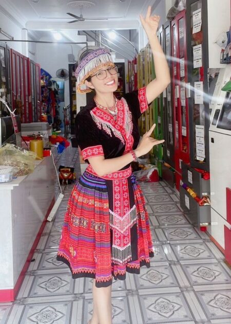 Trang phục biểu diễn 54 dân tộc (lẻ): H'Mông/Mèo áo đen phối thổ cẩm Y, váy thổ cẩm