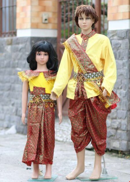 Trang phục Campuchia trẻ em vàng đỏ ca rô