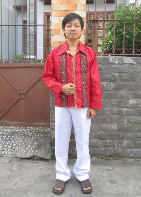 Trang phục Indonesia nam màu đỏ