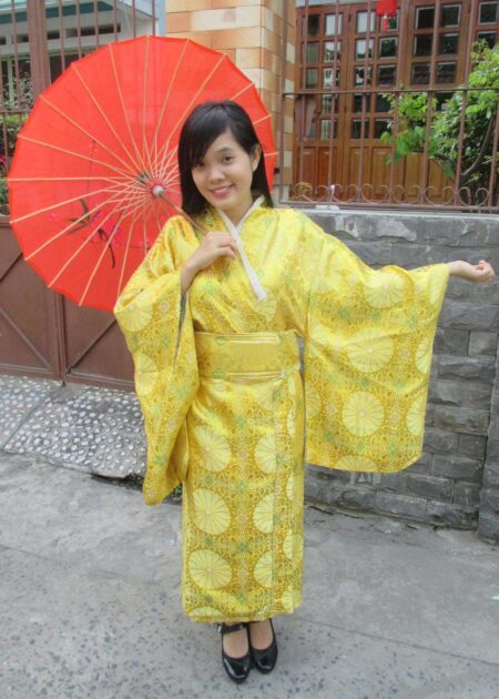 Trang phục Kimono Nhật Bản gấm màu vàng