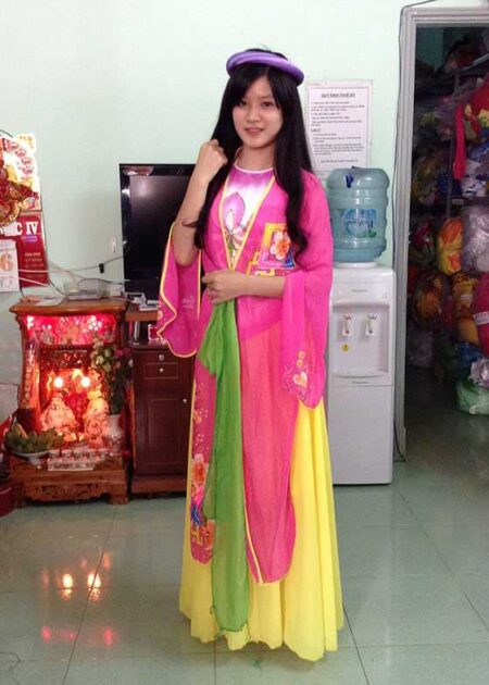 Trang phục tứ thân tà vẽ tay xẻ màu hồng