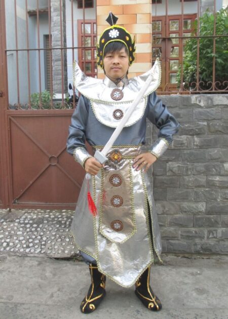 Trang phục tướng giặc màu xám