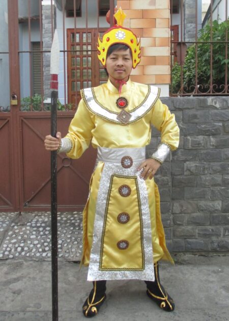 Trang phục tướng quân màu vàng, đai dài