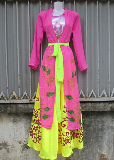 Tứ thân tà vẽ màu hồng