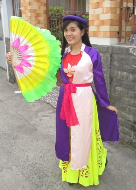 Tứ thân vải phi bóng màu tím Huế - kem