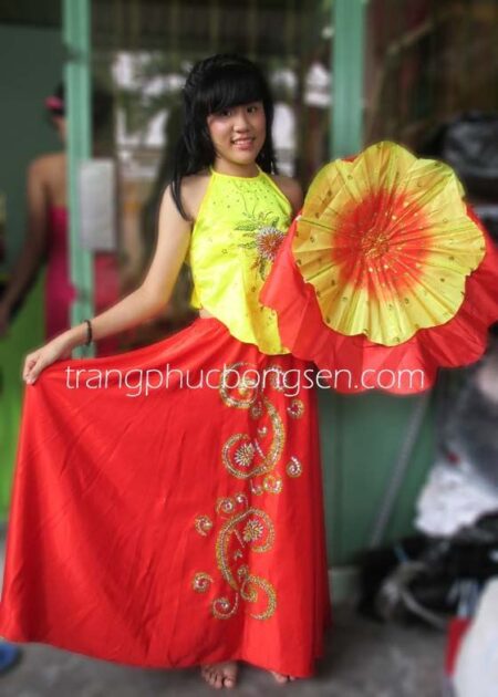 Yếm cườm, váy đụp